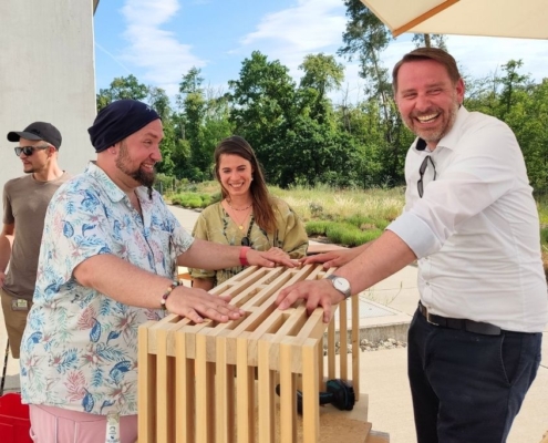 Kollegen haben viel Spaß beim Schreinern